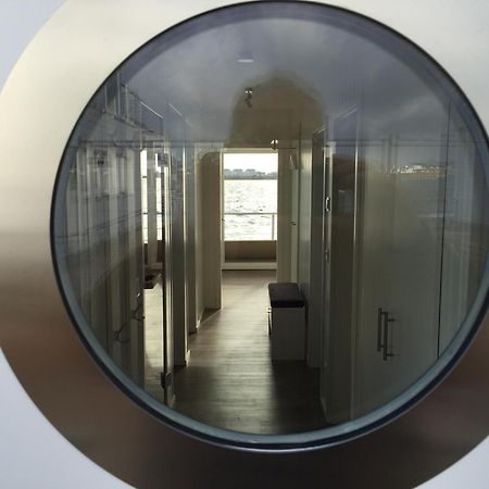 אולפניץ Schwimmendes Ferienhaus Antares One By Seeblick Ferien Oro, Rundum Wasser, Sauna מראה חיצוני תמונה