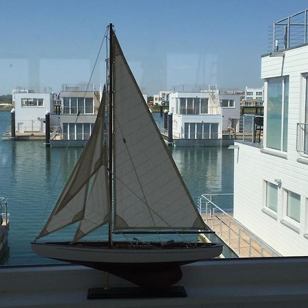 אולפניץ Schwimmendes Ferienhaus Antares One By Seeblick Ferien Oro, Rundum Wasser, Sauna מראה חיצוני תמונה