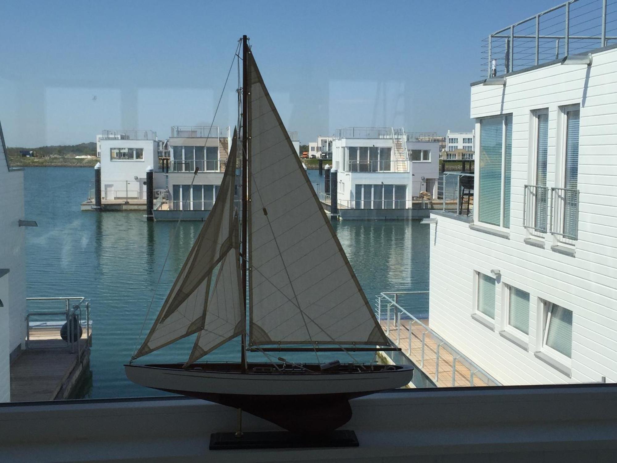 אולפניץ Schwimmendes Ferienhaus Antares One By Seeblick Ferien Oro, Rundum Wasser, Sauna מראה חיצוני תמונה