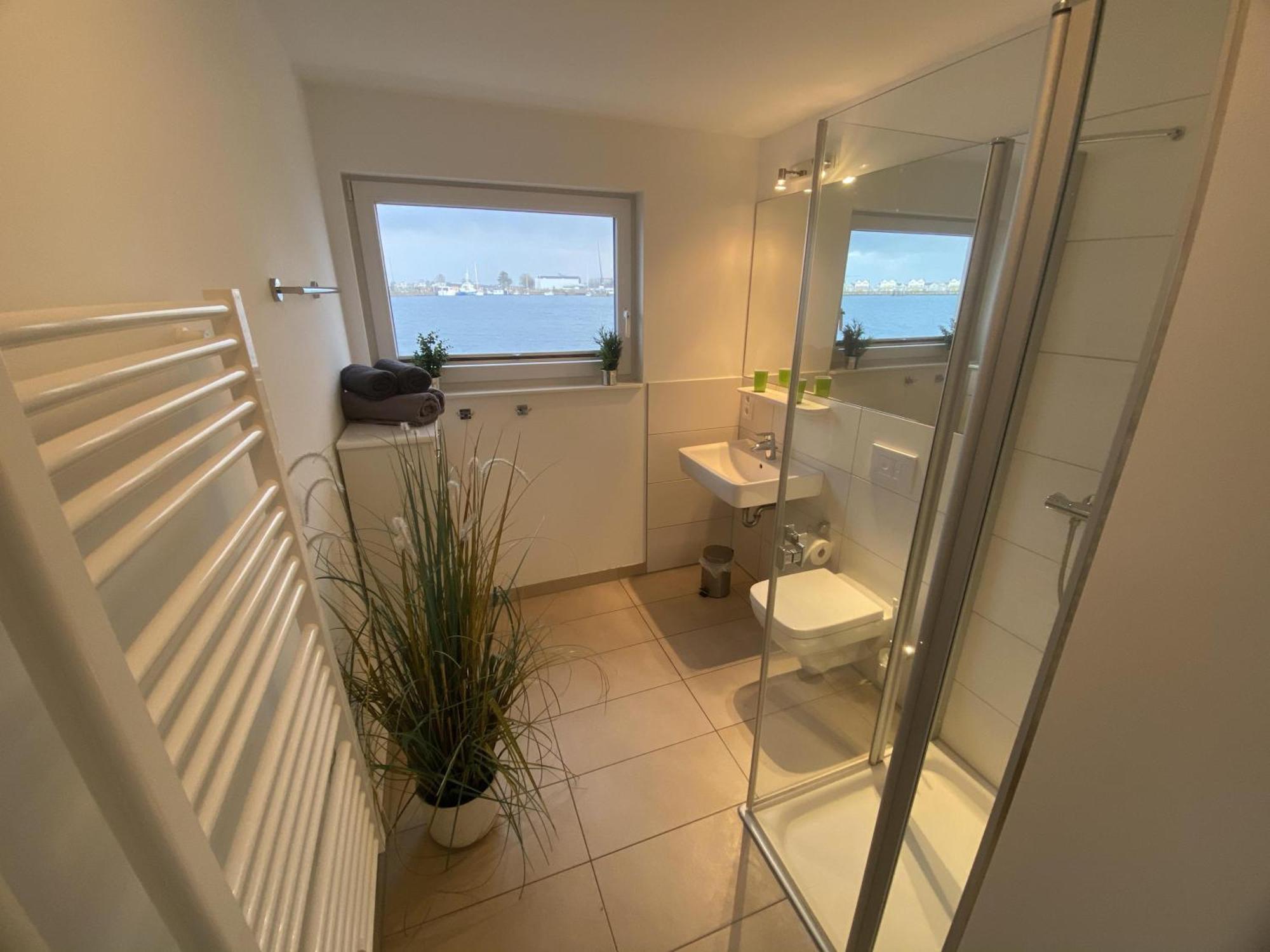 אולפניץ Schwimmendes Ferienhaus Antares One By Seeblick Ferien Oro, Rundum Wasser, Sauna מראה חיצוני תמונה