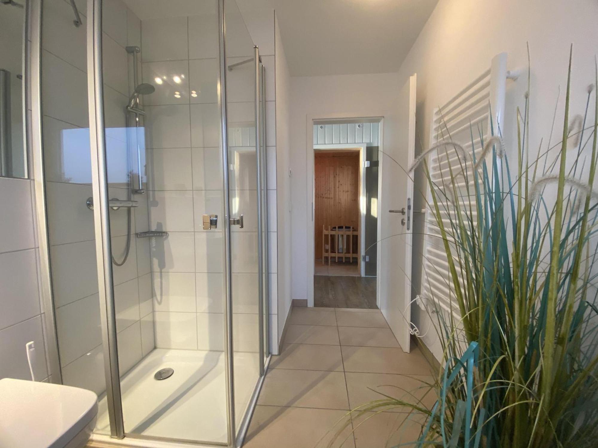 אולפניץ Schwimmendes Ferienhaus Antares One By Seeblick Ferien Oro, Rundum Wasser, Sauna מראה חיצוני תמונה