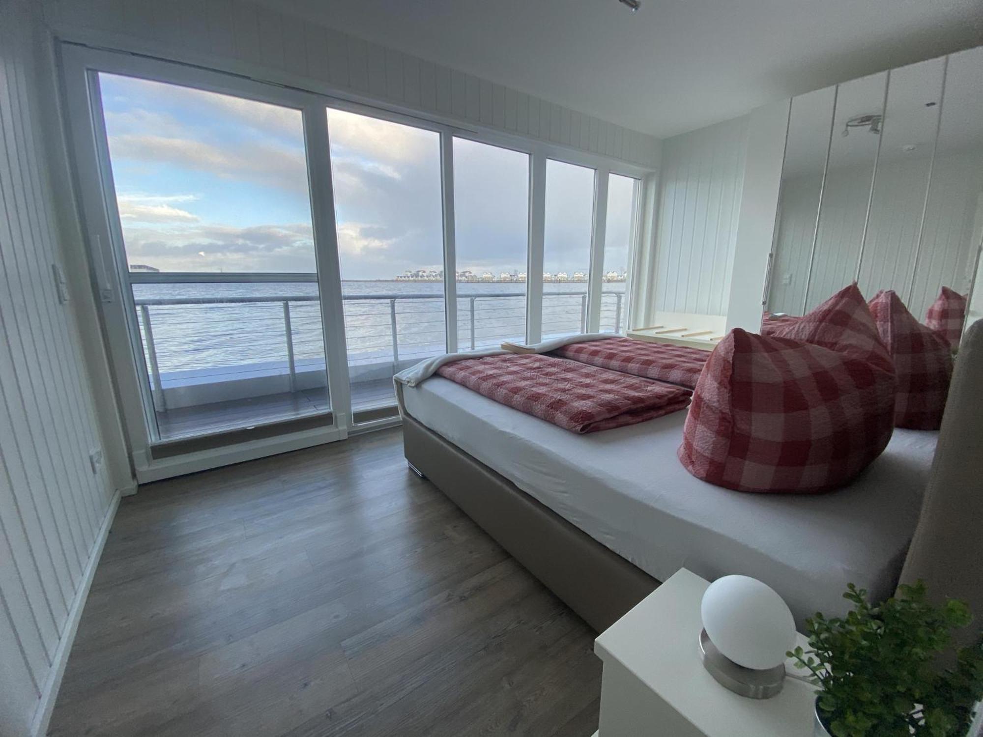 אולפניץ Schwimmendes Ferienhaus Antares One By Seeblick Ferien Oro, Rundum Wasser, Sauna מראה חיצוני תמונה